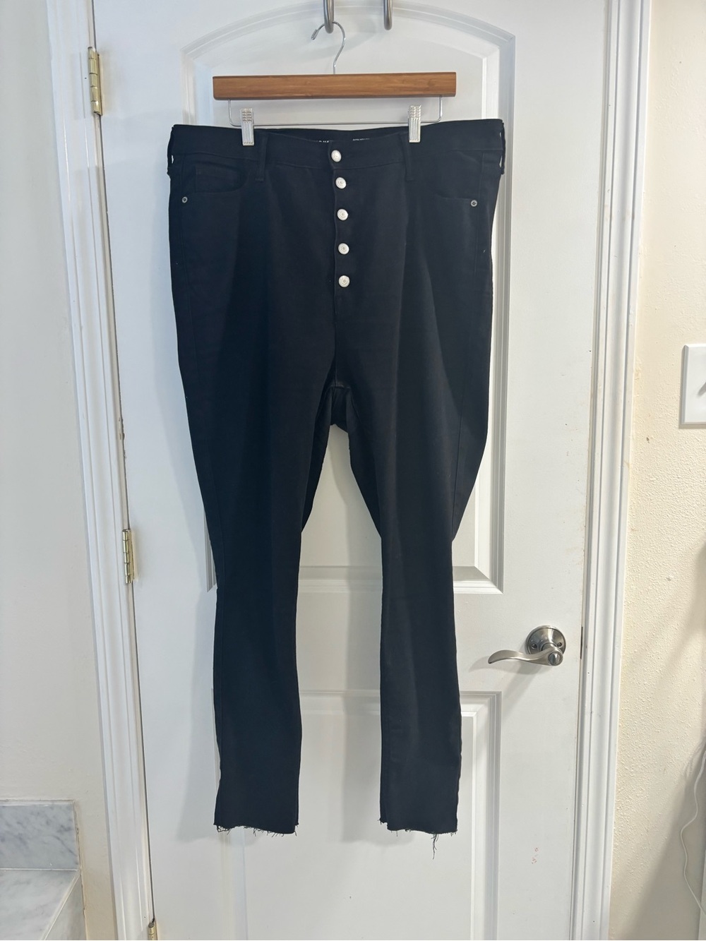 Old Navy Black Extra High-Rise Rockstar Super Skinny Jeans - Picture 3 of 6